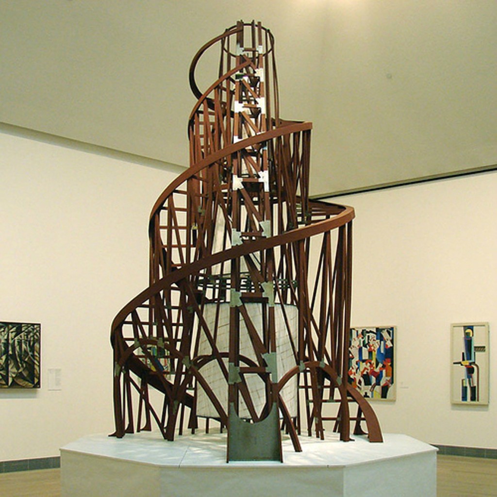 Tatline, maquette du monument à la Troisième internationale, vers 1919. La structure en forme de spirale tournante est en verre, en fer et en acier. Ce projet architectural constructiviste au modernisme fonctionnel était destiné à abriter la direction du Komintern