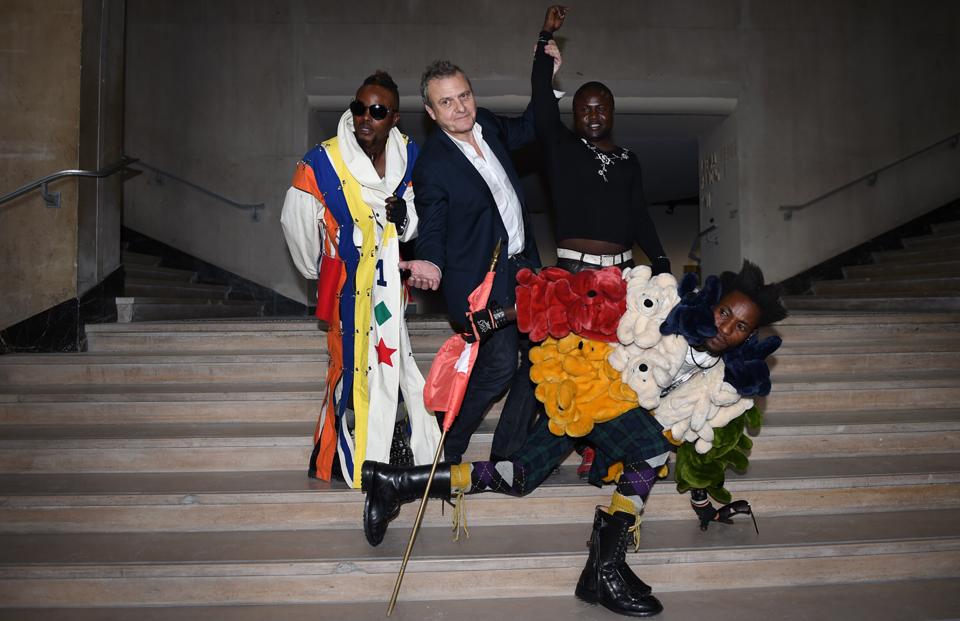 Les Sapeurs de Kinshasa et Jean-Charles de Castelbajac. Vernissage de l’exposition Le Bord des Mondes, Palais de Tokyo, 2015.
