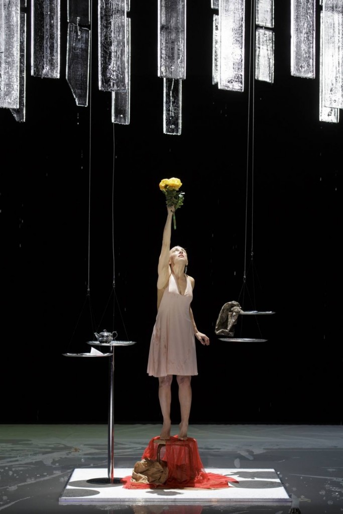 Und, de Howard Barker, texte français par Vanasay Khamphommala, mise en scène Jacques Vincey, scénographie Mathieu Lorry-Dupuy, avec Natalie Dessay et Alexandre Meyer. © Christophe Raynaud de Lage