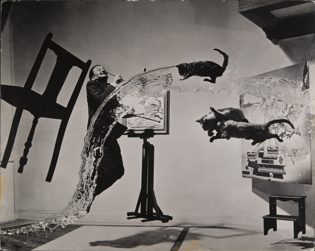 Philippe Halsman, Dalí Atomicus, 1948 Musée de l’Élysée. © 2015 Philippe Halsman Archive / Magnum Photos. Droits exclusifs pour les images de Salvador Dalí : Fundació Gala-Salvador Dalí, Figueres, 2015 Source : http://www.jeudepaume.org/?page=article&idArt=2210