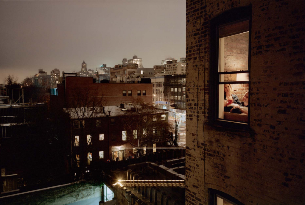 Gail Albert Halaban, « Out My Window », New York City, 2009. Source : http://theredlist.com/wiki-2-16-860-897-1107-view-existentialism-1-profile-albert-halaban-gail.html. (intimités urbaines et photographie)