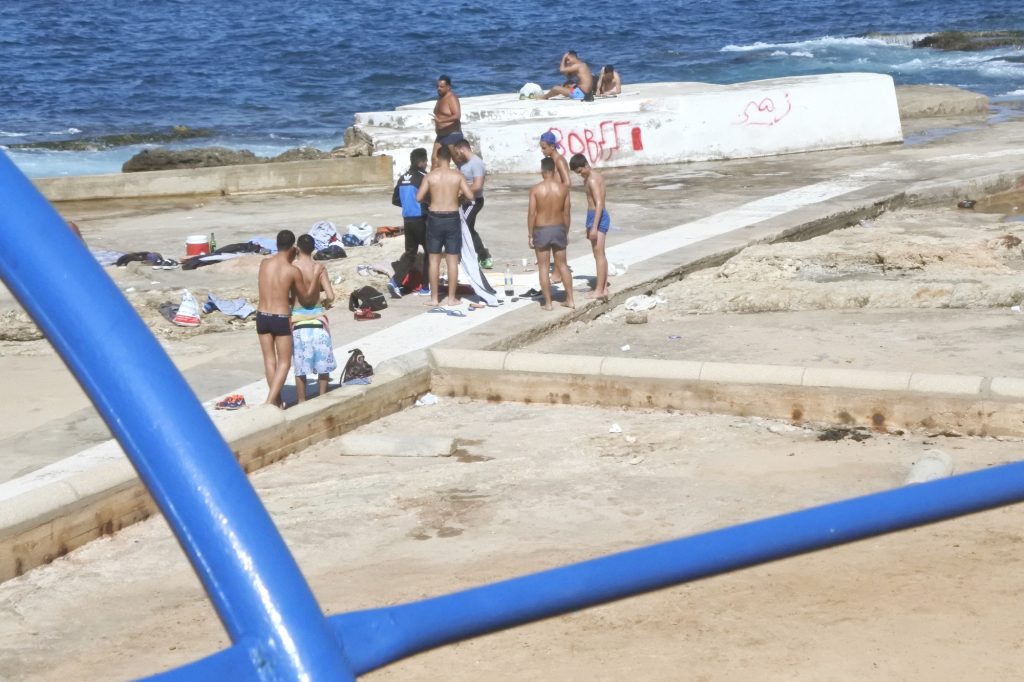 Les bandes à part après l'heure de pointe, à la plage de l'AUB. ©Louise Filoche-Rommé