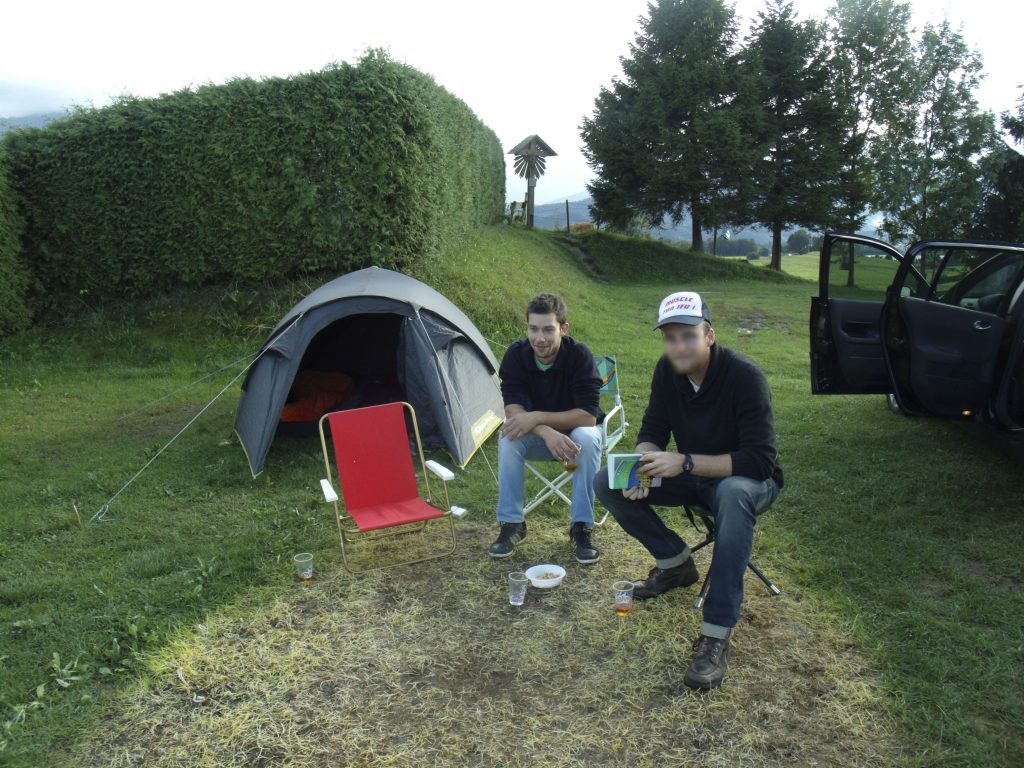 Maxime et un ami, lieu indéterminé.