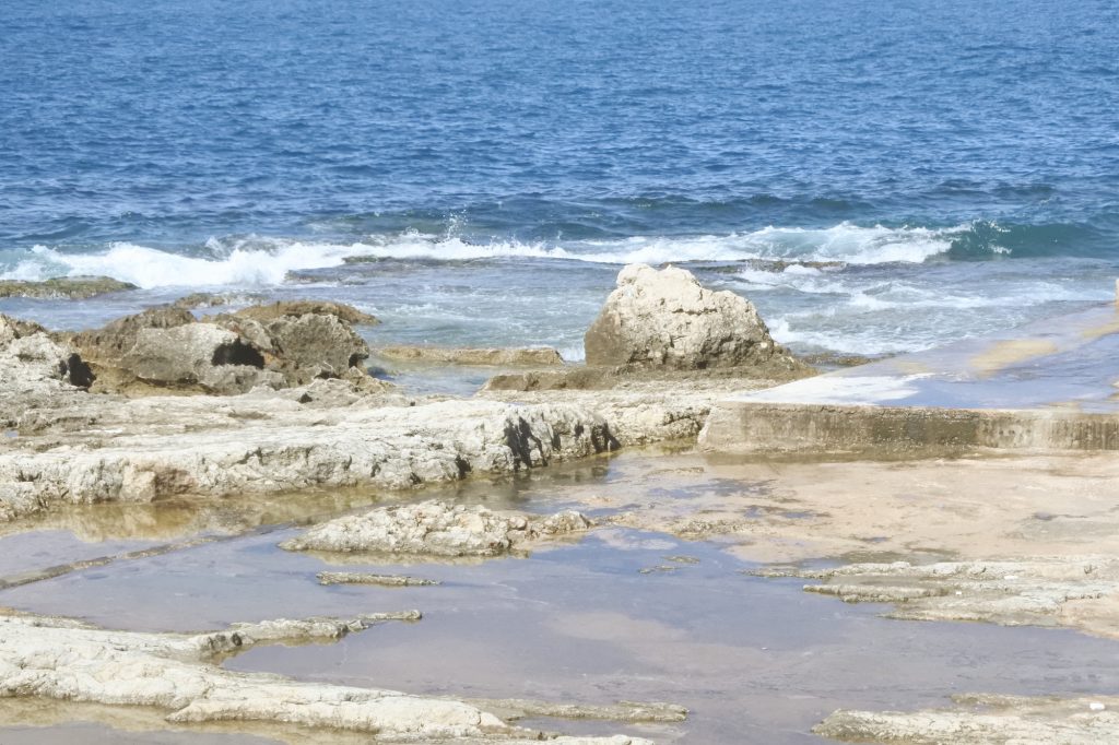 La dalle et la roche de la corniche de l'AUB. ©Louise Filoche-Rommé