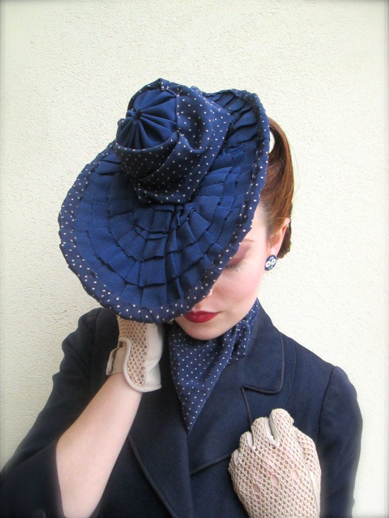 Création "Ombrette" - Chapeau réalisé dans un esprit du début des années 40 - Mis en scène avec des vêtements des années 30