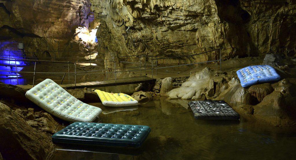 Capitons, Installation, 2016, collaboration avec Clara Stengel - Grotte du Dard, Baumes les Messieurs ©Pauline Brun