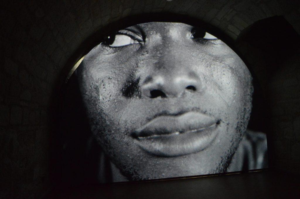 Ben Russell, Good Luck, 2017, installation de quatre vidéos numériques, transférées de pellicule 16 mm, noir et blanc, son, 71 min. , documenta 14, Fridericianum, Cassel, photo : Mylène Palluel