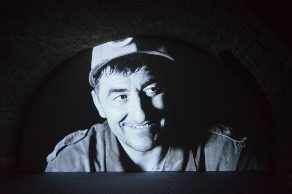 Ben Russell, Good Luck, 2017, installation de quatre vidéos numériques, transférées de pellicule 16 mm, noir et blanc, son, 71 min. , documenta 14, Fridericianum, Cassel, photo : Mylène Palluel