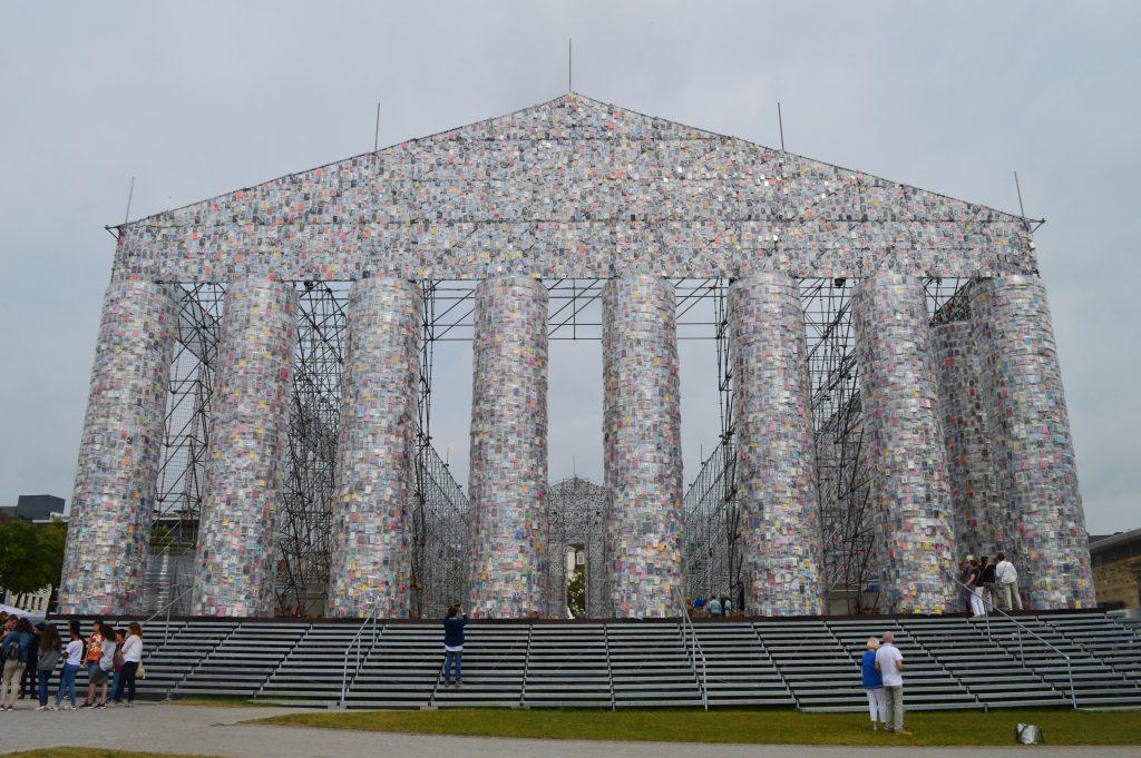 Marta Minujín, Le Parthénon des Livres, 2017,
acier, livres et bâche plastique
, Friedrichsplatz, Cassel, documenta 14, photo : Mylène Palluel