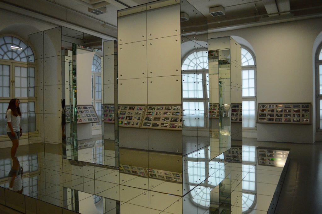 Lucas Samaras, Hebraic Embrace, 1991/2005, bois, miroir et fer, in ANTIDORON: Works from the EMST Collection at documenta 14, Fridericianum, Cassel - Photo : Mylène Palluel