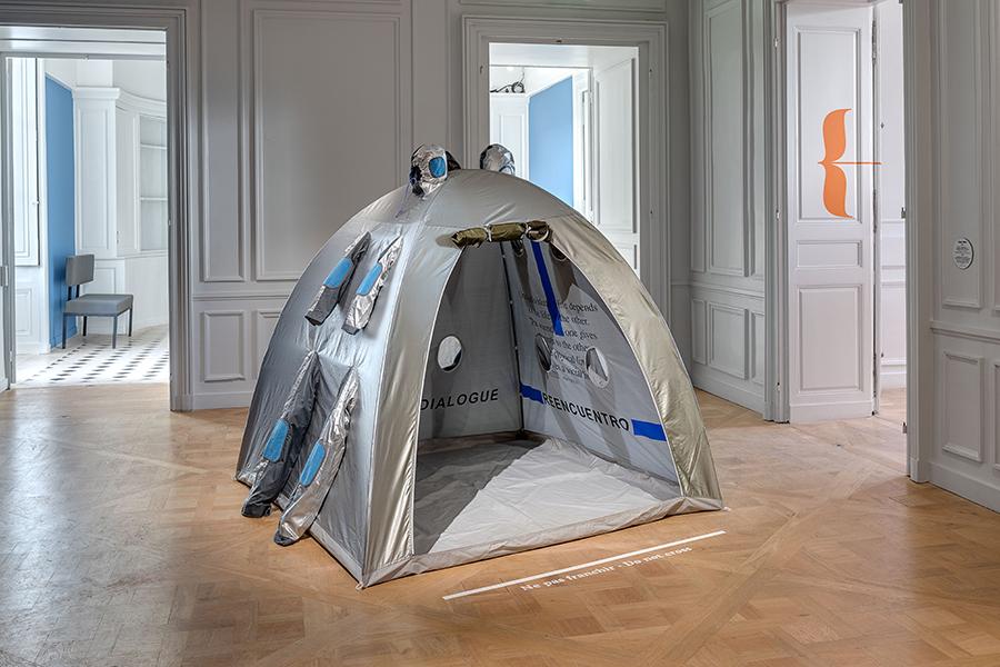 Lucy Orta, Body Architecture – Collective Wear 4 Persons [Architecture corporelle – Vêtement collectif pour 4 personnes], 1996. Polyamide recouvert d’aluminium, polyester microporeux, armatures télescopiques en aluminium, semelles antidérapantes, 150 × 180 × 180 cm. © Lucy et Jorge Orta/Adagp, Paris, 2017. © Monnaie de Paris – Romain Darnaud. 