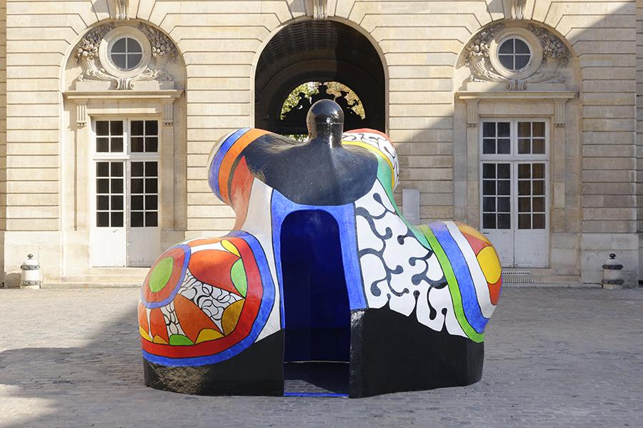 Niki de Saint Phalle, Nana-Maison II, 1966-1987. Vue de l’exposition (Cour d’honneur). Polyester peint Donation Niki de Saint Phalle / Sprengel Museum, Hanovre. © 2017 Niki Charitable Art Foundation / Adagp, Paris, 2017. © Monnaie de Paris - Aurélien Mole.