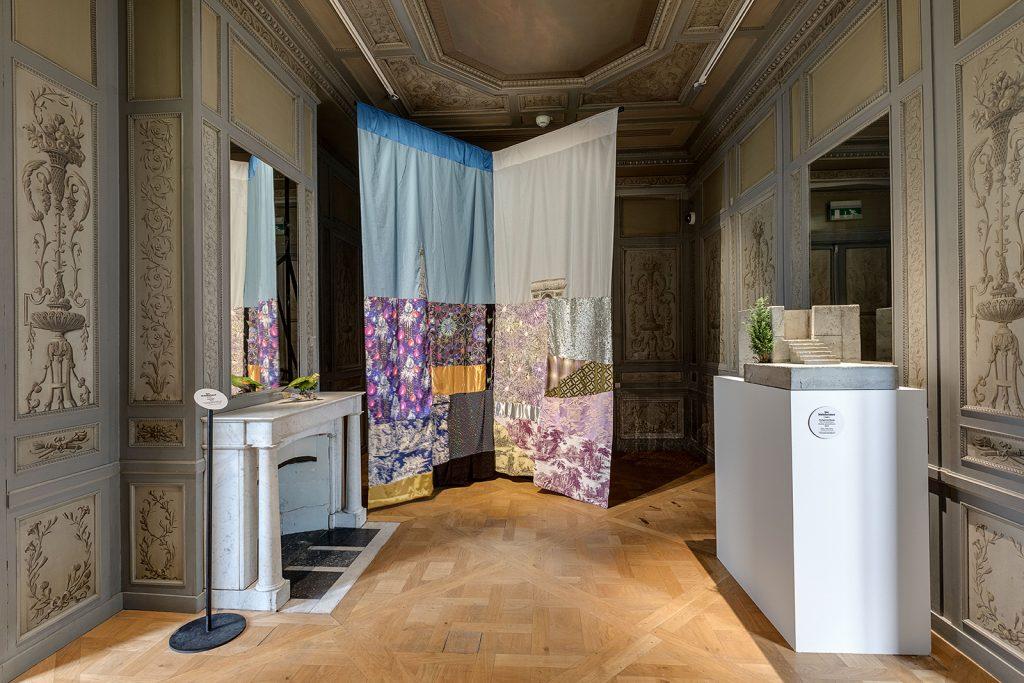 Isa Melsheimer, Beistegui, 2010. Tissu, fil. 330 × 288 cm / Dachgarten/Raum [Toit- terrasse/Pièce], 2010. Béton, métal, cyprès, 54 × 90 × 40,5 cm. Collection privée, Paris. © galerie Jocelyn Wolff, Paris. © Monnaie de Paris – Romain Darnaud