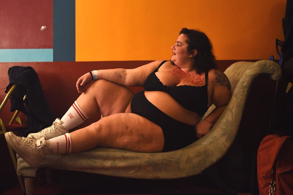 leslie barbarabutch sur le sofa