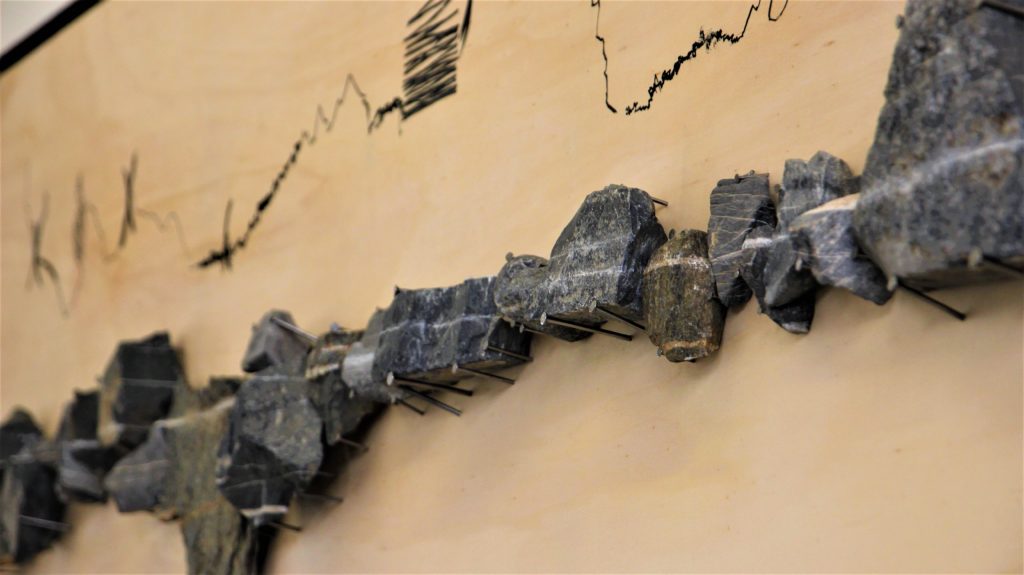 Capucine Vever, C’est en chantant le nom de tout ce qu’ils avaient croisé en chemin […] qu’ils avaient fait venir le monde à l’existence, 2017. Installation et création sonore composée en collaboration avec Valentin Ferré gravée sur vinyle. ©Chloé Cortella