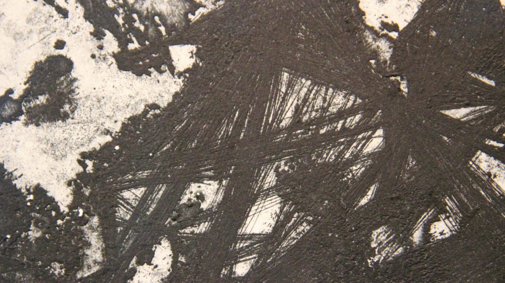 Capucine Vever, Lame de Fond, 2019, détail, installation de 9 impressions taille douce sur papier Hahnemühle. ©Chloé Cortella