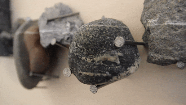 Capucine Vever, C’est en chantant le nom de tout ce qu’ils avaient croisé en chemin […] qu’ils avaient fait venir le monde à l’existence, 2017. Installation et création sonore composée en collaboration avec Valentin Ferré gravée sur vinyle. ©Chloé Cortella