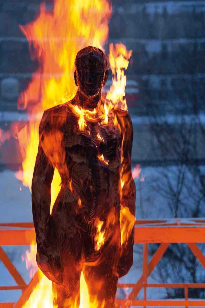 Aron Demetz_Burning - Burning Man_Carbonized Wood_230 cm_2010 manifesto21