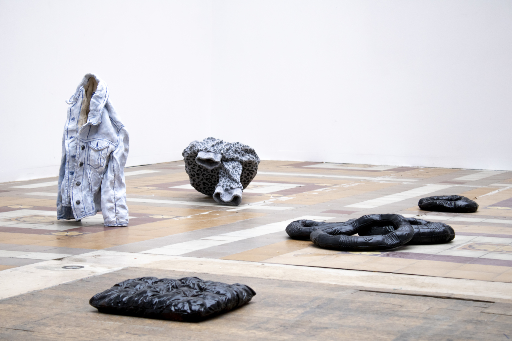 Ninon Hivert, Vue d’accrochage avec _ Allitère action, 2019 _ Veste Tige, 2019 manifesto 21