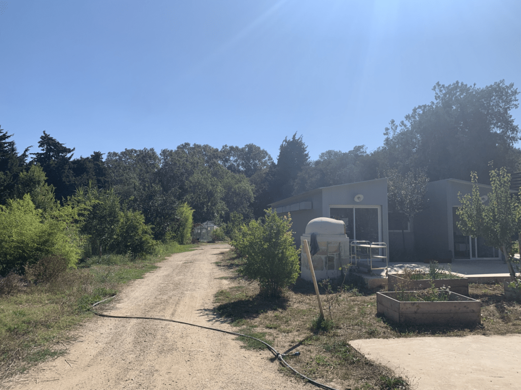 La cantine des élèves au milieu du verger du Domaine du possible, terrain d'expérimentation scolaire et agricole