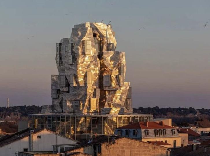 Tour de la Fondation Luma surplombant Arles, où se déroule le festival Agir pour le vivant