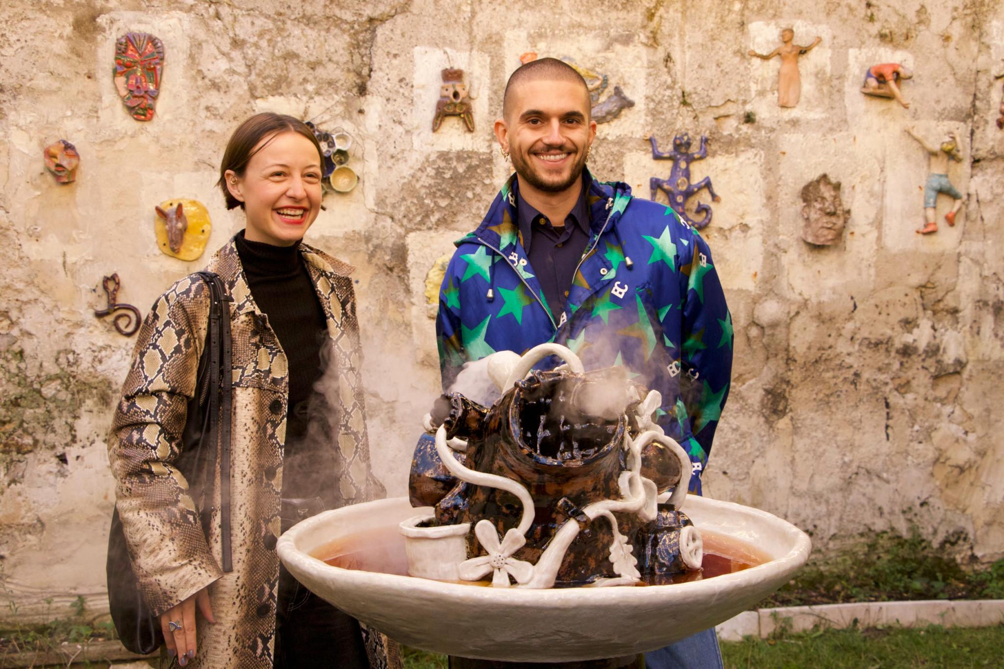 Lou Masduraud, et Thomas Conchou (à droite), devant la pièce de Lou Masduraud Anxiolitic fountain (Active substances), sculpture (céramique émaillée, décoction de millepertuis, brumisateur, système de ventilation - 135 x 70 x 70 cm), exposition JOUVENCX, Nuit Blanche 2020, Maison Pop, Montreuil, 2020, © Maisonpop / FMAC Genève