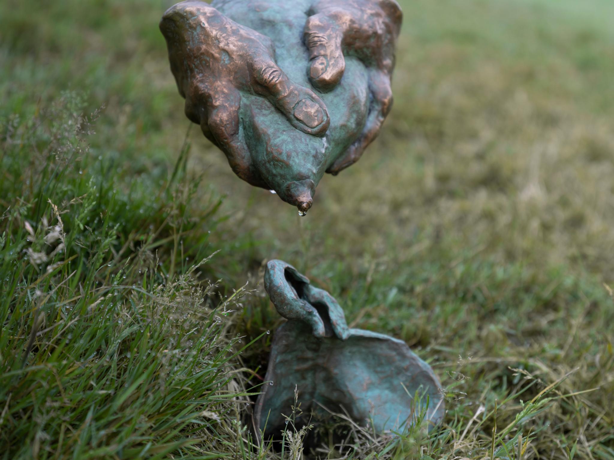 Lou Masduraud, MOM (moon cycle dew fountain), sculpture (bronze, acier, liège, vernis, poudre d’aluminosilicate, voûte céleste - 150 x 300 x 300 cm), détail, Biennale Sculpturegarden, Genève, 2020, © BaptisteJanin / Commune de Thônex