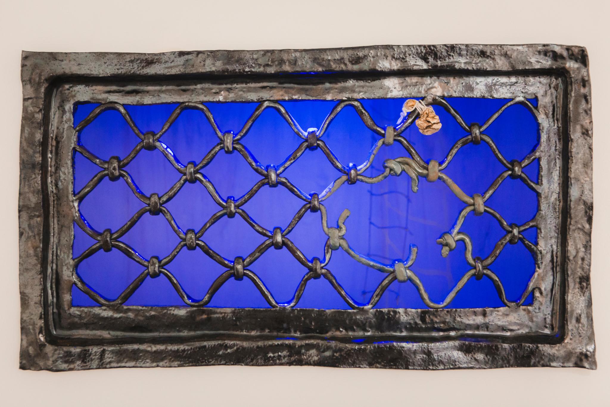 Lou Masduraud, Plan d’évasion (réflection), improvisation in situ dans le mur (céramique émaillée, lampe LED), 45 x 65 cm, exposition Vallauris morghulis, Mécène du sud, Montpellier, 2019, © Elise Ortiou Campion