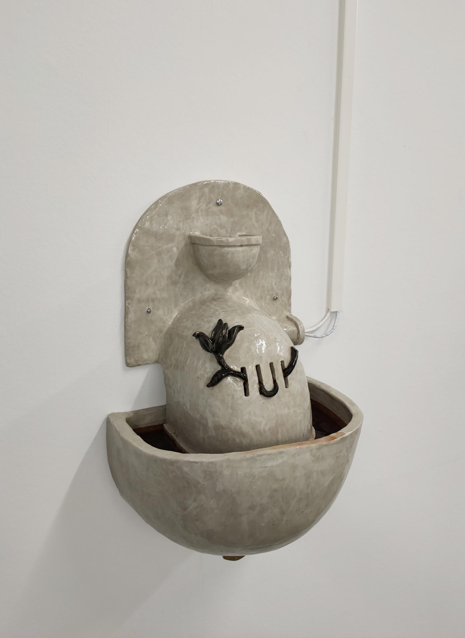 Lou Masduraud, Aphrodisiac cabinet (Active substances), fontaine (céramique émaillée, éléments de plomberie, décoction de sarriette, brumisateur, système de ventilation - 60 x 50 x 35 cm), exposition JOUVENCX, Nuit Blanche 2020, Maison Pop, Montreuil © Simone Thiebaut