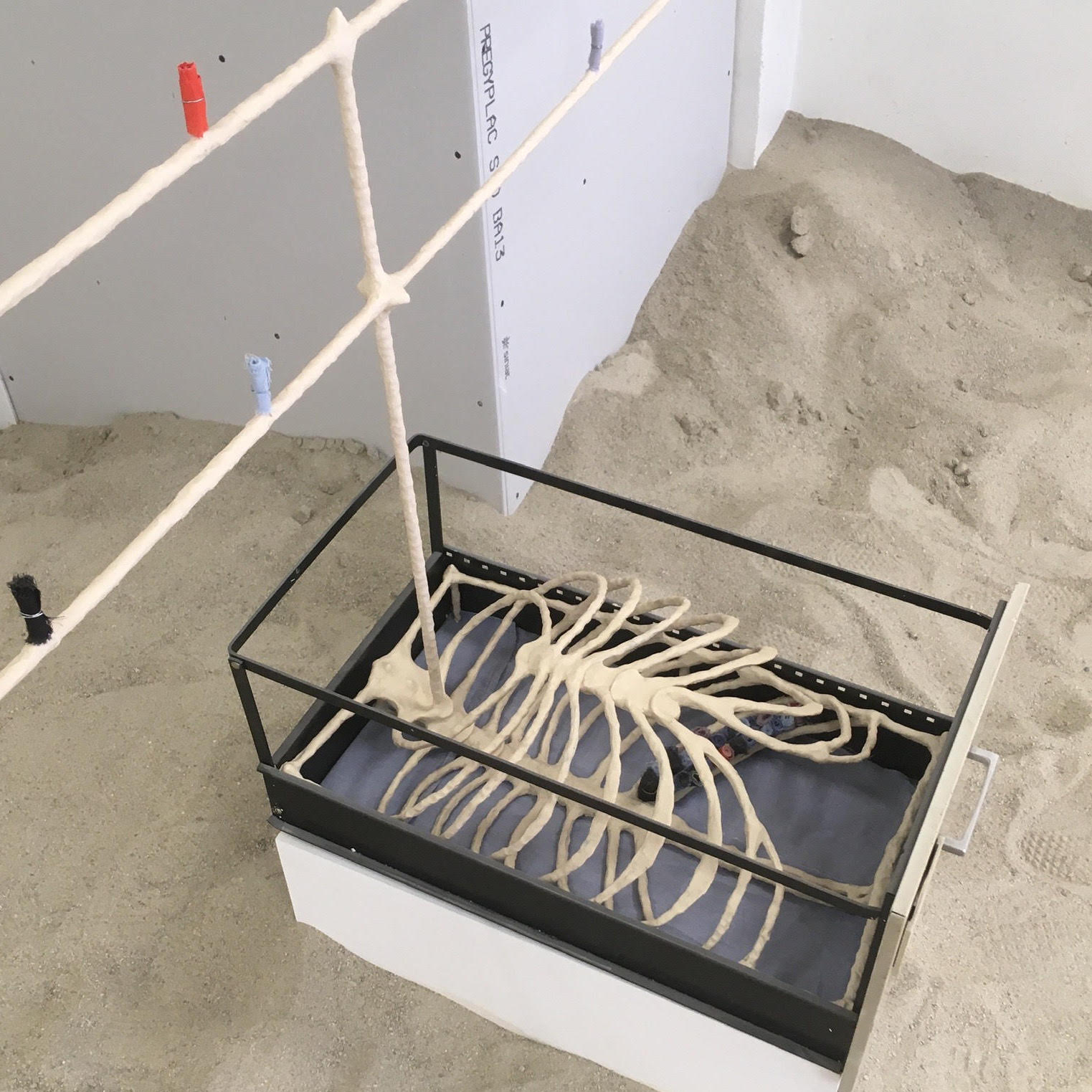 Lou Masduraud, Bureau des Pleurs, installation in situ (mobilier administratif, chemise, fil de coton, lycra, bois, dents, colle, plastiline, sable), détail, Biennale d'art contemporain de Lyon, 2019 © Blaise Adilon