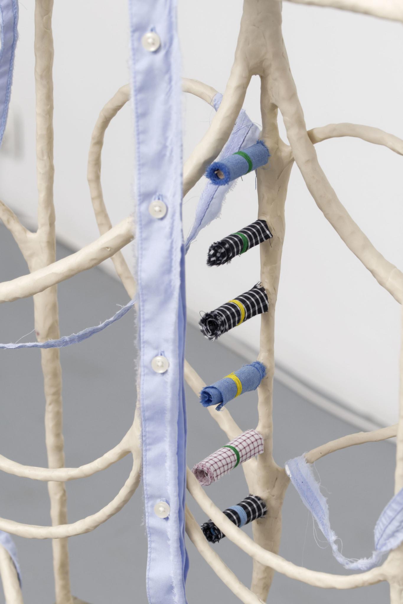 Lou Masduraud, The worker (contorsion cabinet), installation in situ (chemise, fil de coton, acier, cable electrique, pâte sugru - 107 x 60 x 35 cm), détail, exposition Creative Beginnings. Professionnel End., Villa Vassilieff, Paris, 2019-2020 © Aurélien Mole