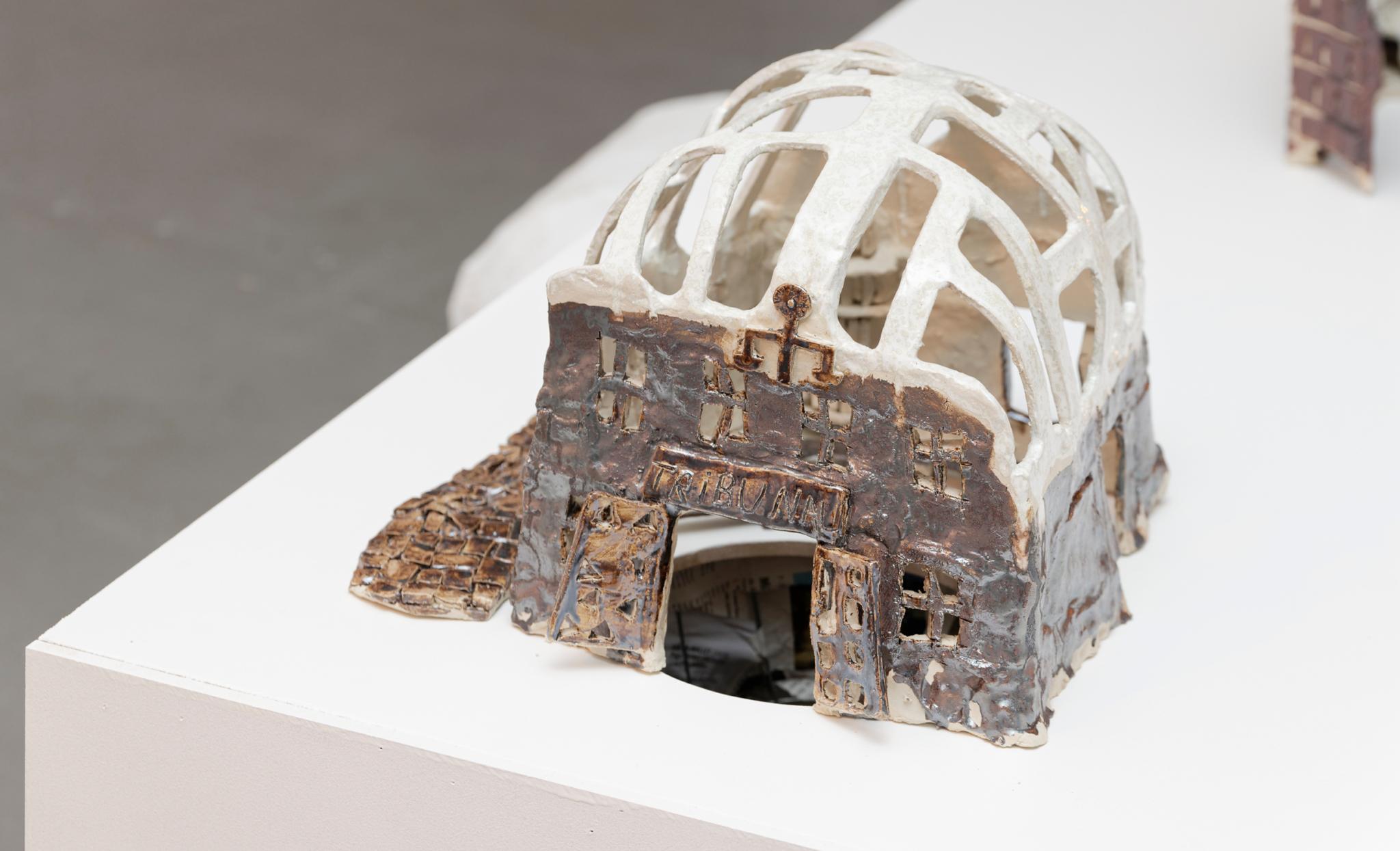 Détente institutionnelle, Le Tribunal, oeuvre réalisée collectivement par Annick Bailly, Sonia Cointepas , Alexandre Facy, Cristina Firla, Juliette Gardé, Kintana Hulot, Anton Madaule Gallet, Aloys Marquet et Lou Masduraud, céramique émaillée et jus d’oxyde, 40 x 40 x 40 cm, exposition Systm Soupir, Maison Pop, Montreuil, 2021, © Aurélien Mole