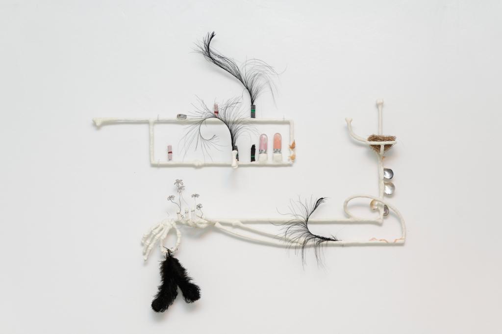Lou Masduraud, Who sold their skin? (Calcium survival with two gloss), installation, détail (acier ; silicone, fécule de maïs ; plumes ; tissus ; coquillages ; fil de fer ; gloss - 95 x 70 x 17 cm), exposition Systm Soupir, Maison Pop, Montreuil, 2021, © Aurélien Mole