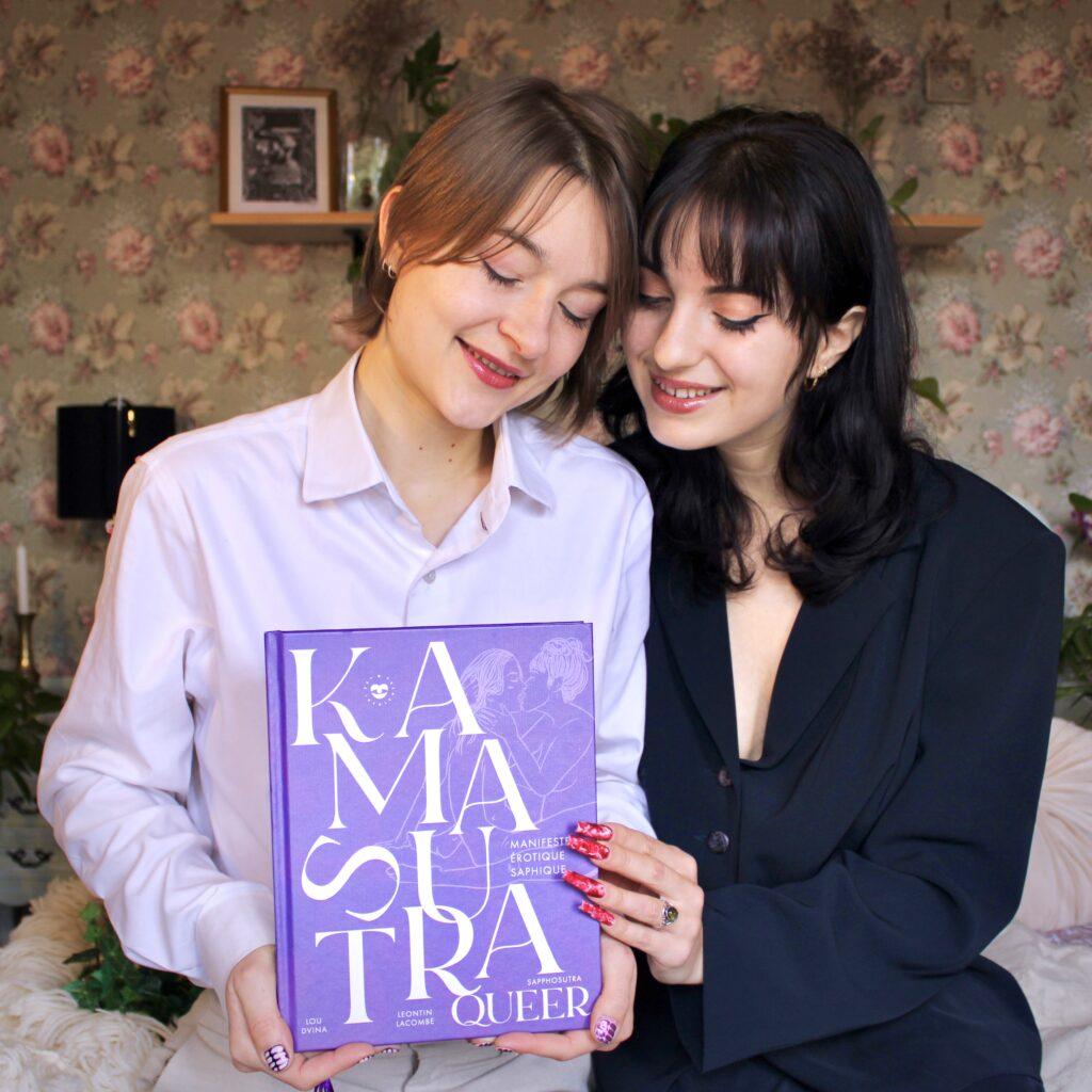 Léontin et Lou créateurice du compte Sapphosutra posent avec leur ouvrage Kamasutra Queer, Manifeste érotique Saphique.